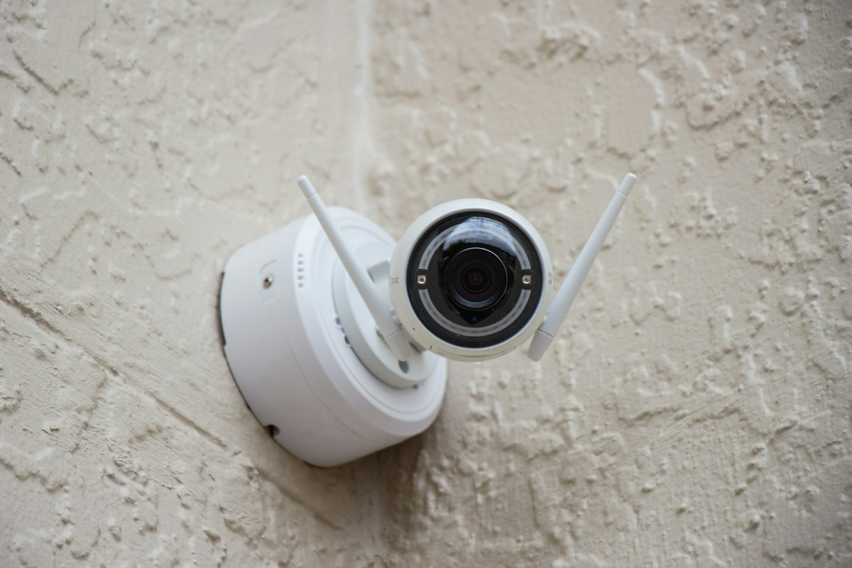 무인매장 절도, 소액이라도 정말 처벌될까 2 천장에 설치된 CCTV 카메라, 무인매장 절도 증거로 쓰이는 감시 장비