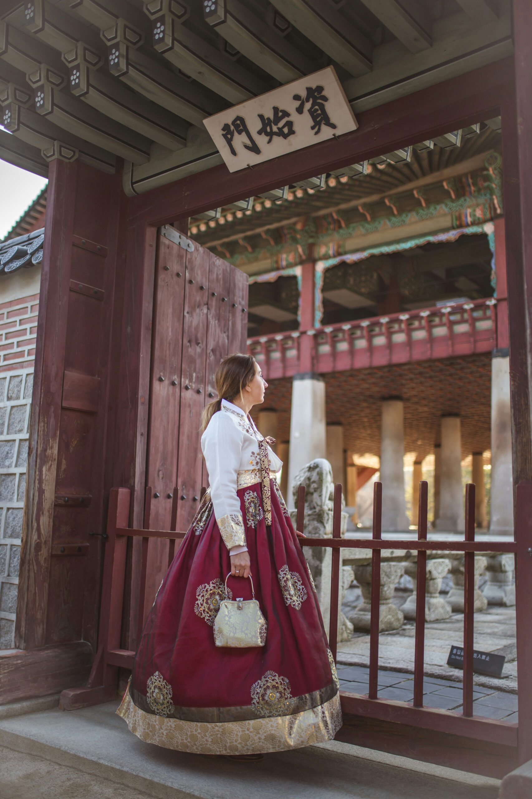 환갑·진갑·고희, 헷갈리는 전통 나이 명칭과 정확한 계산법 4 한복을 입고 전통 가옥 문 앞에 서 있는 모습, 가족 행사 준비