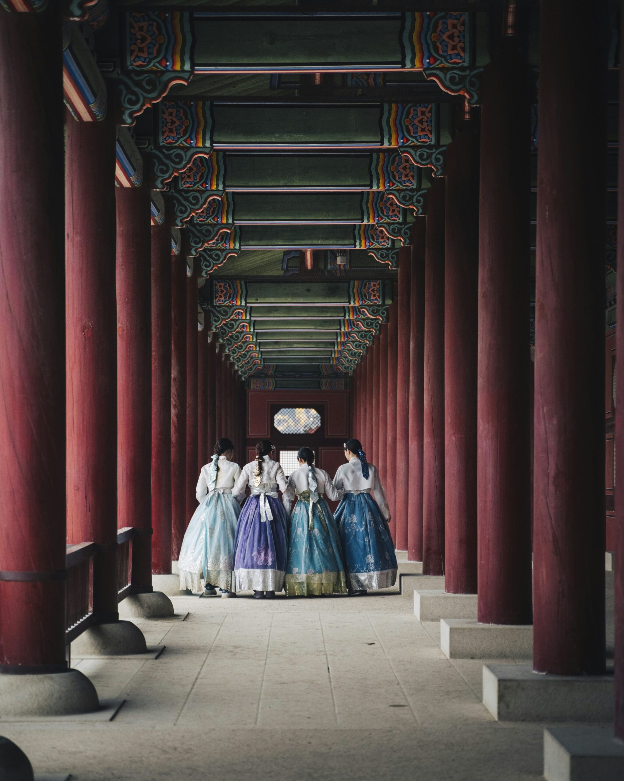 환갑·진갑·고희, 헷갈리는 전통 나이 명칭과 정확한 계산법 1 한복을 입고 전통 나이 기념일을 준비하는 모습