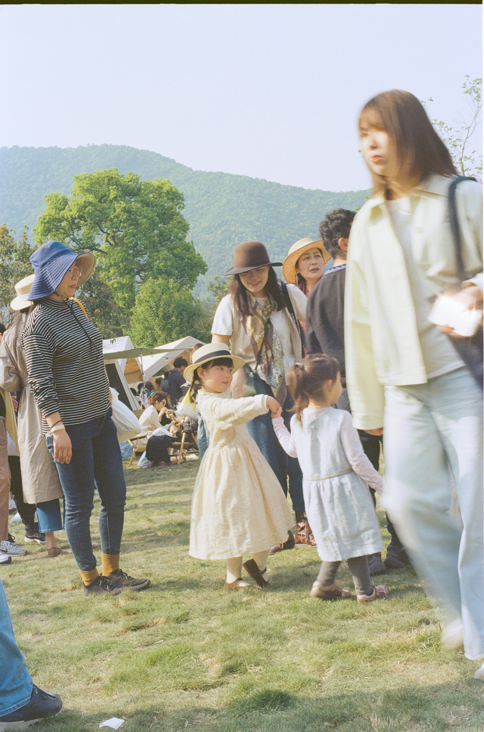 사촌·오촌·육촌, 촌수 계산법 한 번에 정리합니다 3 잔디밭에 모여 선 여러 세대의 대가족, 오촌 육촌 친척 관계를 설명하는 이미지