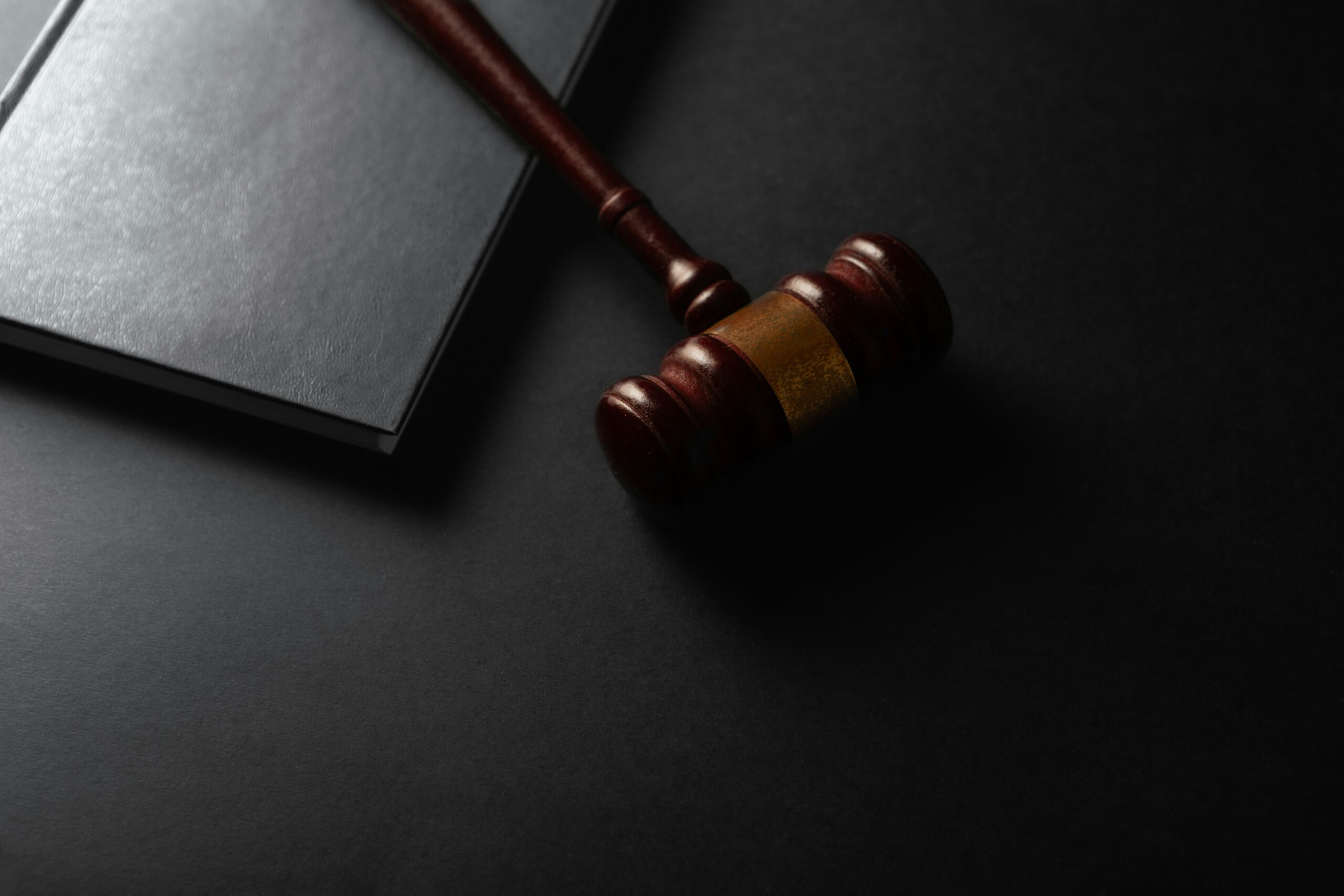 층간소음 보복으로 스피커 틀면, 스토킹죄로 처벌받을 수 있습니다 3 법원 판결을 상징하는 나무 망치와 법전, 층간소음 스토킹 처벌 판례를 다루는 이미지