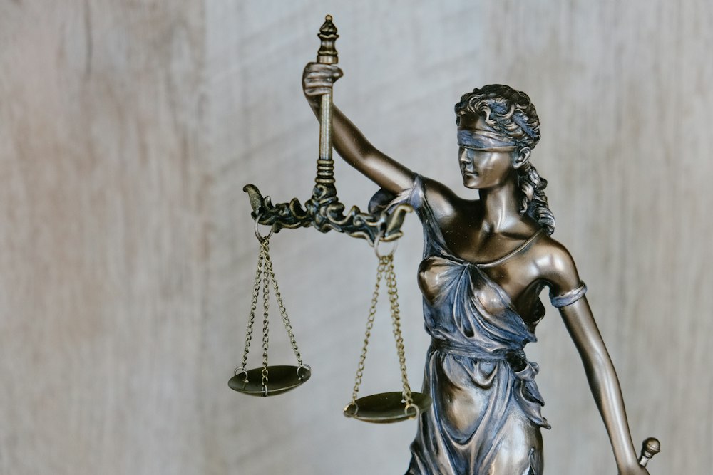 딥페이크 처벌 기준, 보기만 해도 처벌될까? 2026년 바뀐 범위 3 저울을 든 정의의 여신상, 딥페이크 처벌 기준에 따른 행위별 형량 차이를 상징하는 조각상