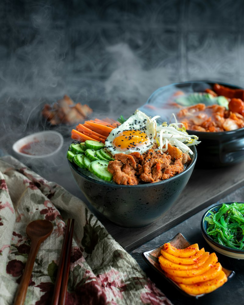 차례상 차리는 법, 홍동백서·조율이시 꼭 지켜야 할까 2 젓가락과 그릇이 놓인 전통 상차림, 설날 추석 명절 음식 비교