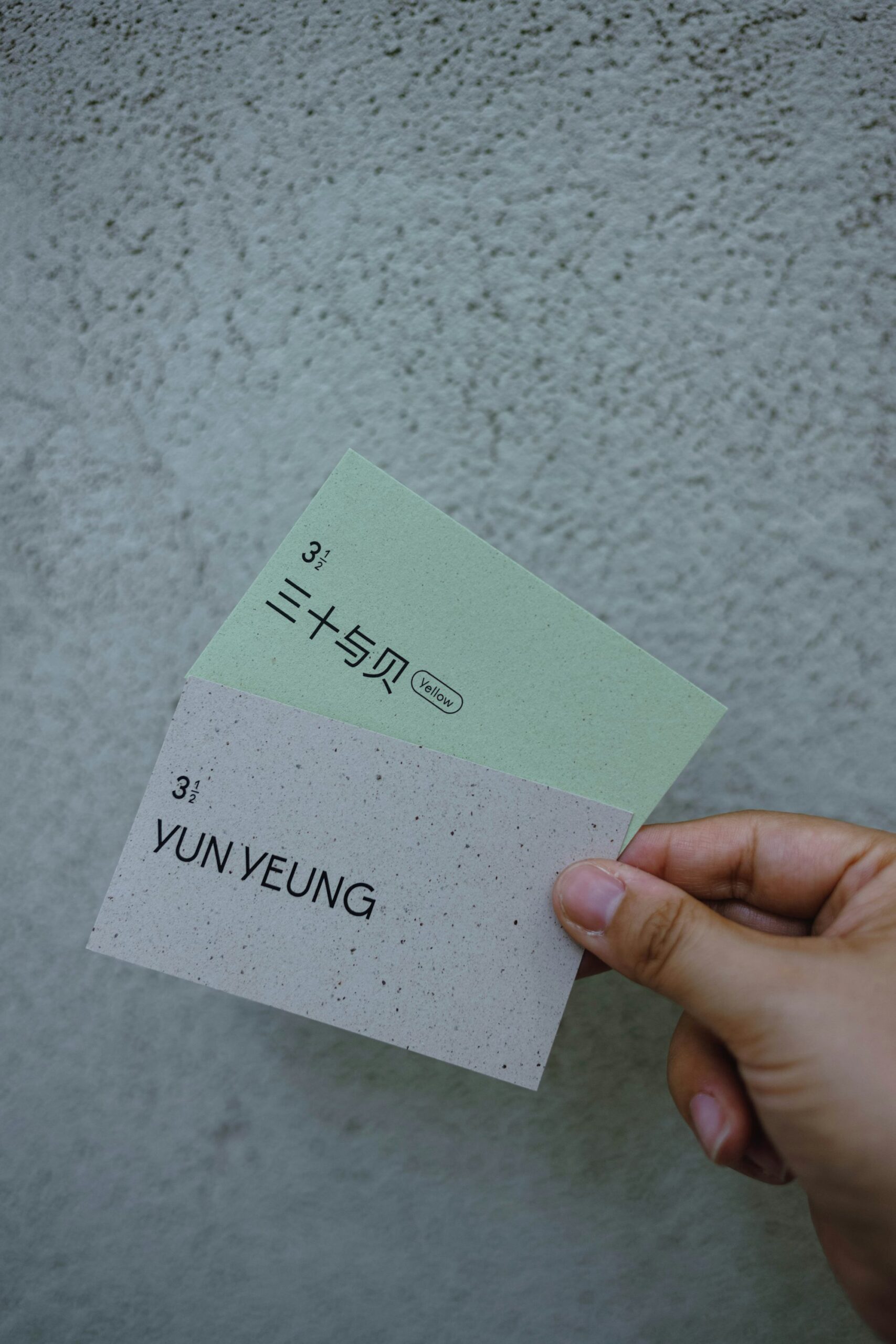 만 나이로 통일됐는데, 아직도 연 나이 기준인 것들 2 신분증으로 쓰이는 카드를 손에 들고 있는 모습, 나이를 증명하는 서류마다 적용 기준이 다를 수 있다