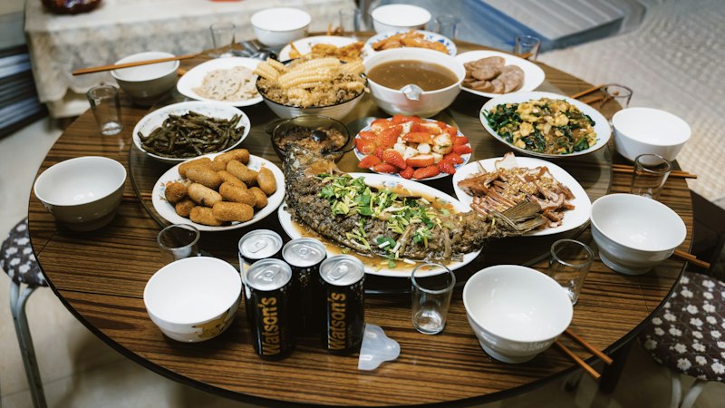 차례상 차리는 법, 홍동백서·조율이시 꼭 지켜야 할까 5 간소하게 차린 상차림에 여러 음식이 올라간 모습, 성균관 간소화 차례상 예시